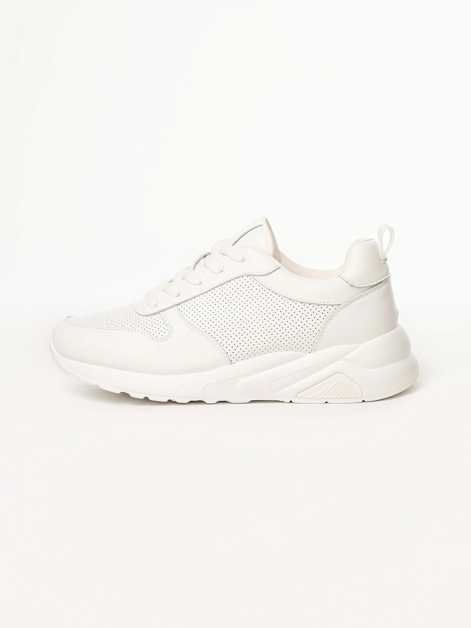 Кроссовки белого цвета на средней платформе